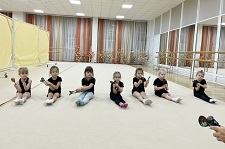 Занятия юных гимнасток с деревянными ложками